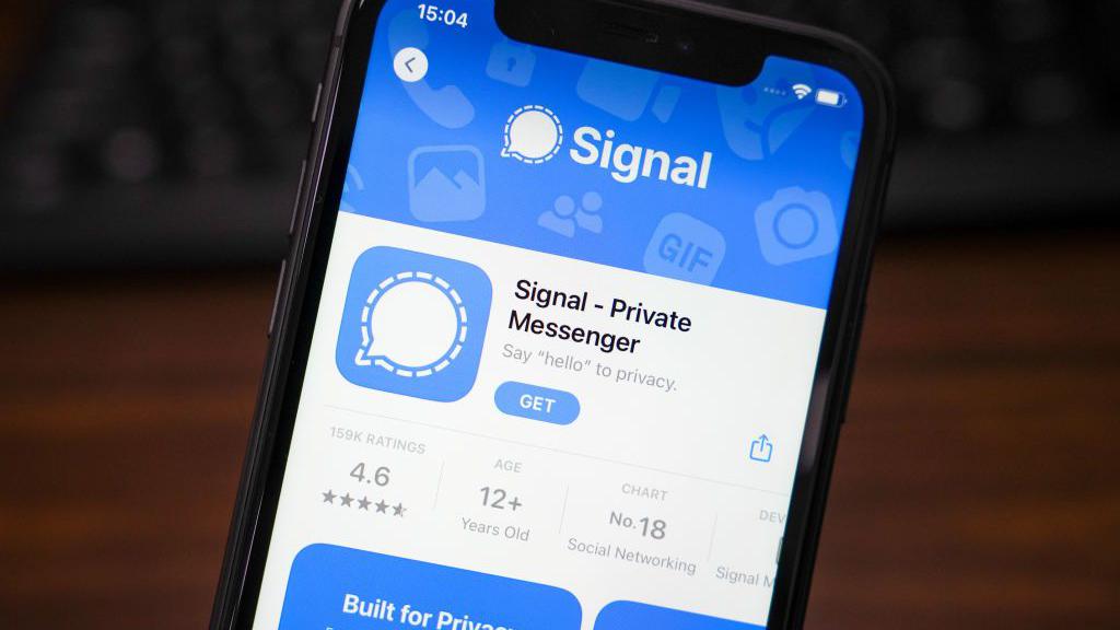 How can I chat securely with Signal?